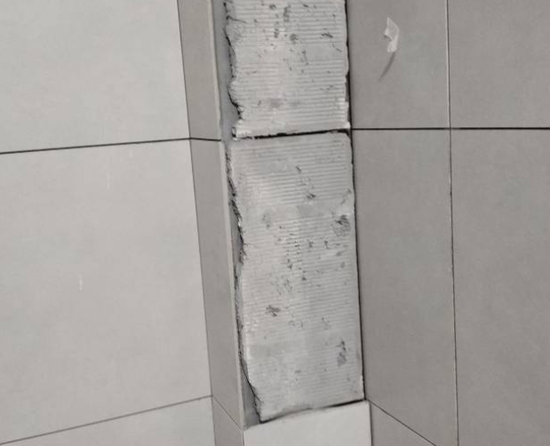 瑞金瓷砖空鼓维修公司分享下瓷砖施工前基层浇水润湿程度不足，可能导致以下问题