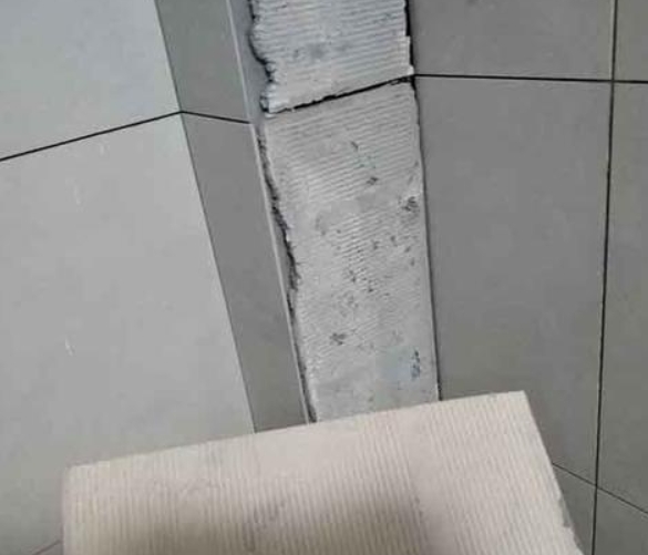 瑞金瓷砖空鼓维修公司分享下厨房瓷砖脱落的补救措施。